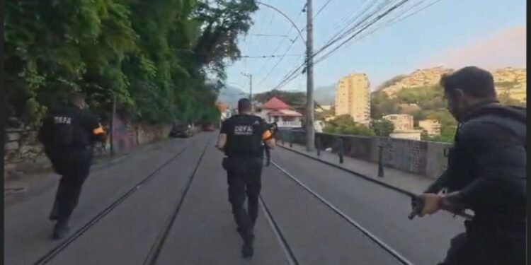 Polícia Civil faz operação contra roubo de carros em Santa Teresa; há confronto