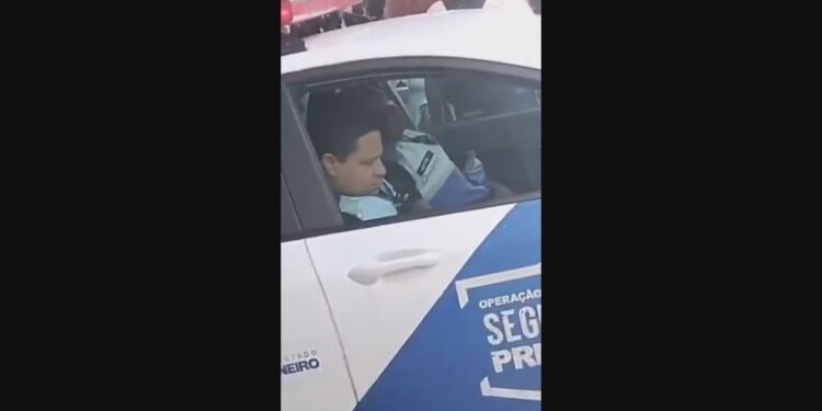 VÍDEO: agentes do Segurança Presente são filmados dormindo dentro de viagem no Centro do Rio