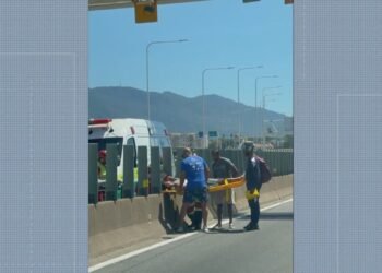Motorista é atropelado na Ponte Rio-Niterói na véspera de Natal após parar para trocar pneu do carro; motociclista fugiu sem prestar socorro