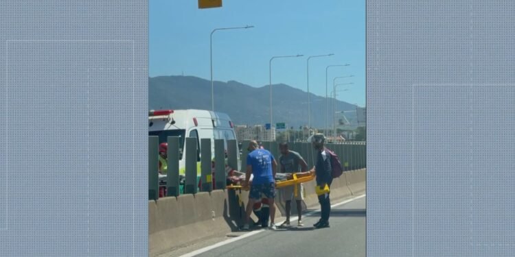 Motorista é atropelado na Ponte Rio-Niterói na véspera de Natal após parar para trocar pneu do carro; motociclista fugiu sem prestar socorro