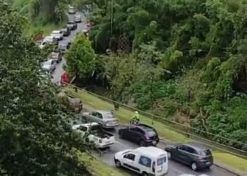 Interdição sem aviso causa transtornos na avenida de Petrópolis