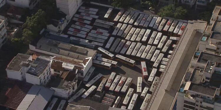 Viações Real e Vila Isabel destruíram a frota de ônibus por falta de combustível, diz sindicato