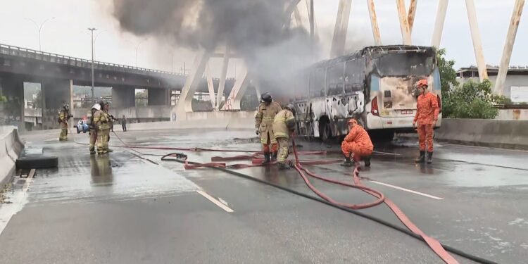 Ônibus pega fogo no Centro do Rio; Viaduto dos Marinheiros está fechado
