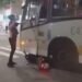 Motorista de ônibus passa por cima de moto após discussão no trânsito no Leblon; VÍDEO