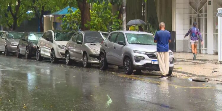 Homem em situação de rua destruição carros estacionados em Copacabana