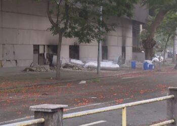 Três dias após incêndio, Defesa Civil e polícia ainda não conseguiram fazer vistoria e perícia no Shopping Tijuca por conta de rescaldo