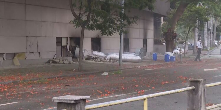 Três dias após incêndio, Defesa Civil e polícia ainda não conseguiram fazer vistoria e perícia no Shopping Tijuca por conta de rescaldo