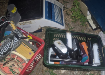 Homens são flagrados furtando produtos em supermercado na Bahia