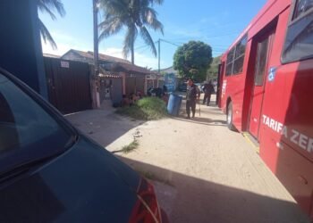 Polícia Militar detém jovens após tumulto em ônibus no caminho de Ponta Negra, em Maricá
