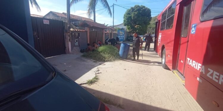 Polícia Militar detém jovens após tumulto em ônibus no caminho de Ponta Negra, em Maricá