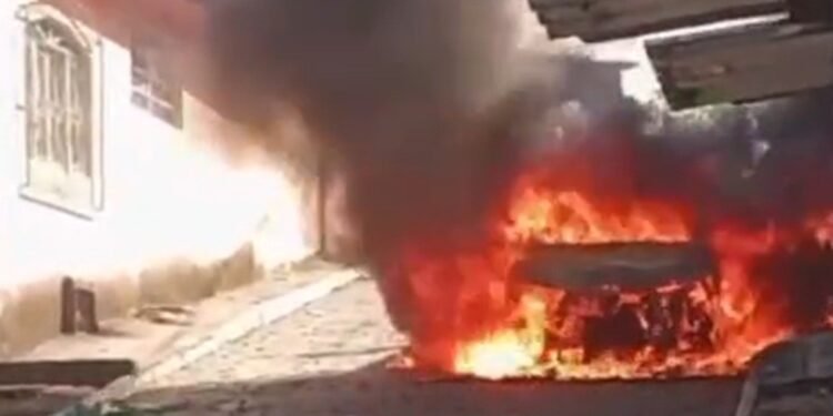 Carro da prefeitura usado no combate à dengue pega fogo em Bom Jesus do Itabapoana