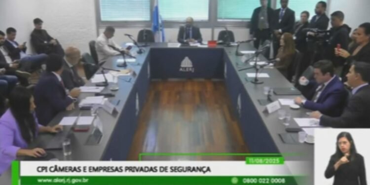Empresa Gabriel retira mais de 400 câmeras de vias públicas a pedido da prefeitura do Rio Empresa Gabriel retira mais de 400 câmeras de vias públicas a pedido da prefeitura do Rio