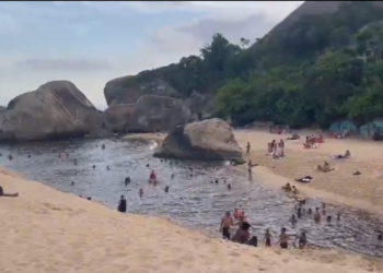 Guarda-vidas resgatadas criança que se afogou no canal de Maricá