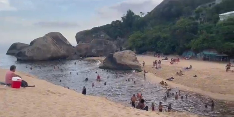 Guarda-vidas resgatadas criança que se afogou no canal de Maricá Guarda-vidas resgatadas criança que se afogou no canal de Maricá