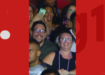 Wesley Safadão brinca com casal e entrega caixa de estimulante sexual no Festival de Verão