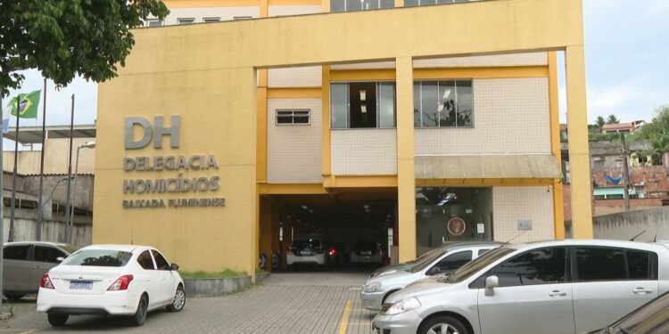 Casal é encontrado morto com marcas de tiros dentro de casa em Paracambi