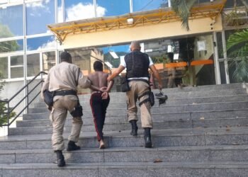 Guarda Municipal prende homem suspeito de jogar mulher do 2º andar no Centro do Rio
