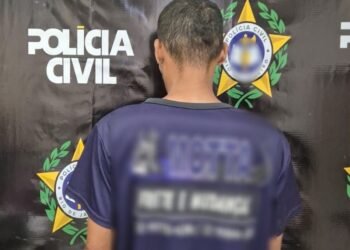 Homem é preso suspeito de roubar e ameaçar a própria mãe em Cabo Frio