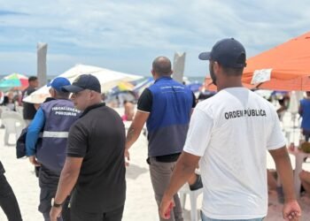 Fiscalização reforça combate à altinha, som e vidro na Praia do Forte