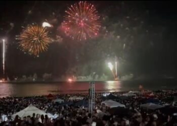 Praia do Forte lota em Cabo Frio com retomada da queima de fogos