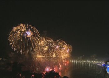Réveillon 2026: Rio dá boas-vindas ao Ano Novo com queima de fogos em Copacabana