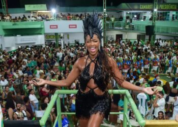 Iza aposta em figurino com brilho para ensaio da Imperatriz