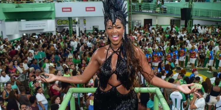 Iza aposta em figurino com brilho para ensaio da Imperatriz Iza aposta em figurino com brilho para ensaio da Imperatriz