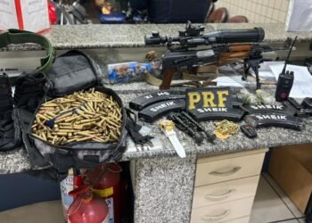 PRF prende homem que carregava fuzil e granadas em carro roubado na Via Dutra