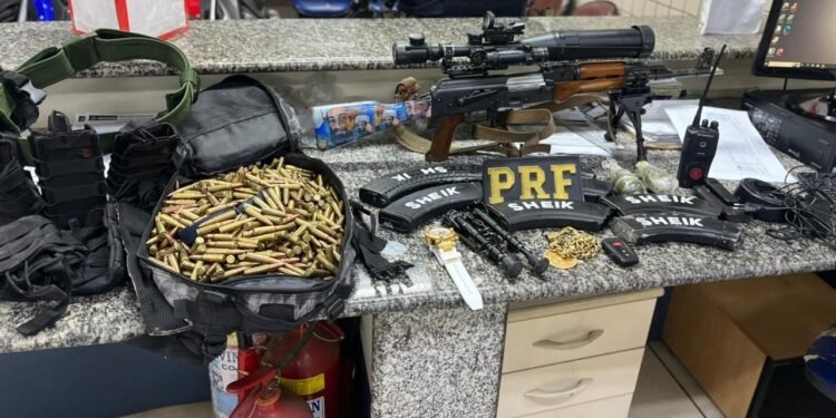 PRF prende homem que carregava fuzil e granadas em carro roubado na Via Dutra