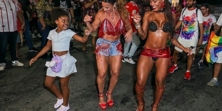 Viviane Araújo, Cíntia Dicker, MC Rebecca: Salgueiro reúne rainha e tempo de musas em ensaio de rua Viviane Araújo, Cíntia Dicker, MC Rebecca: Salgueiro reúne rainha e tempo de musas em ensaio de rua