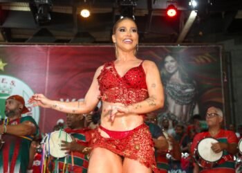 Virginia Fonseca escolhe look vermelho para sambar em ensaio na quadra da Grande Rio