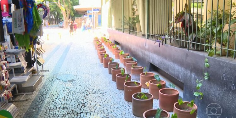 Arquitetura hostil: objetos tomados calçadas contra moradores de rua