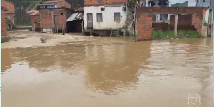 Inmet emite alerta para tempestades e chuvas intensas em cidades da BA