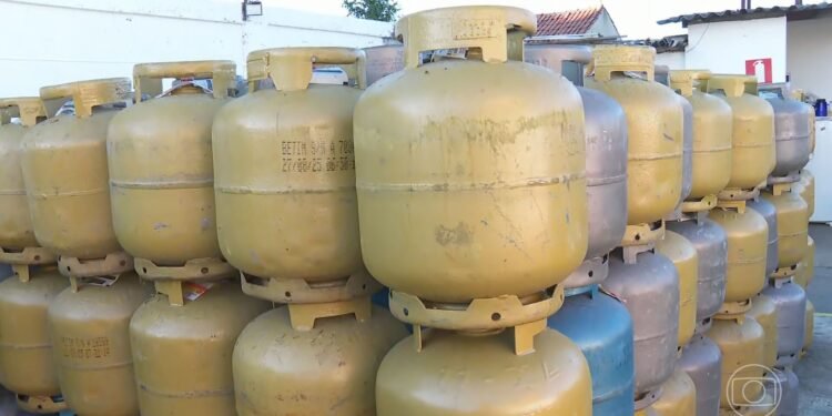 Gás de cozinha tem reajuste de 2,38% na Bahia; o preço do botijão deve até ficar R$ 5 mais caro