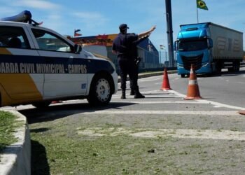 Guarda orienta caminhões pesados ​​para evitar vias centrais de Campos