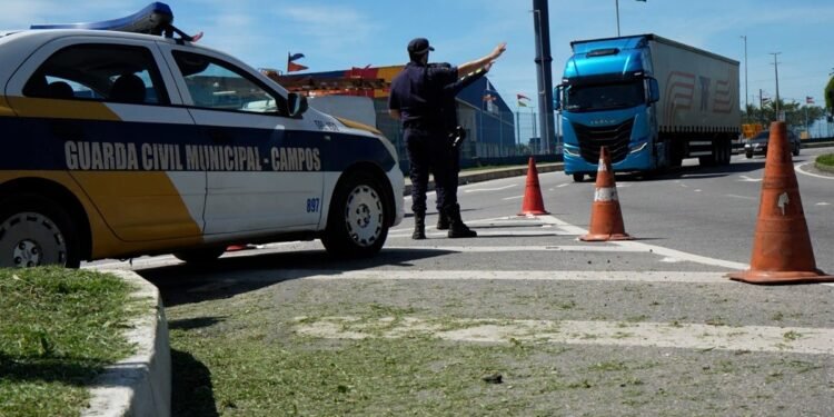 Guarda orienta caminhões pesados ​​para evitar vias centrais de Campos