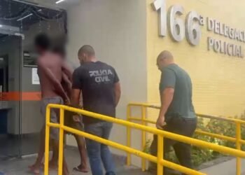 Dois homens são presos por suspeita de atear fogo em ônibus e carro