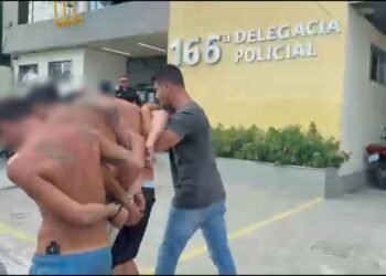 Operação contra o tráfico de drogas prende quatro homens e apreende adolescente em Angra dos Reis