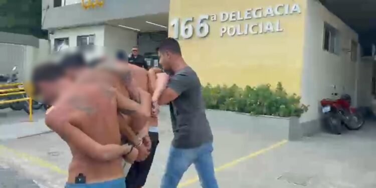 Operação contra o tráfico de drogas prende quatro homens e apreende adolescente em Angra dos Reis Operação contra o tráfico de drogas prende quatro homens e apreende adolescente em Angra dos Reis