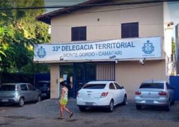 Dois homens ficam feridos após serem atropelados por adolescentes de 17 anos na Bahia