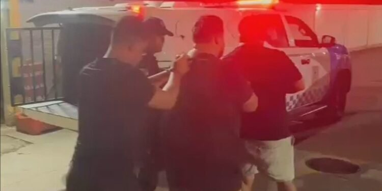 Polícia prende suspeitos de ameaçar e exige dinheiro de motoristas de caminhões de gelo Polícia prende suspeitos de ameaçar e exige dinheiro de motoristas de caminhões de gelo