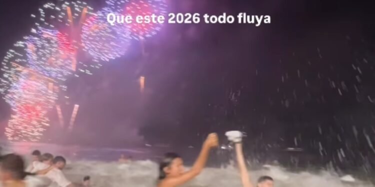 Vídeos mostram turistas atingidos por ondas no réveillon do Rio, apesar de alertas dos bombeiros