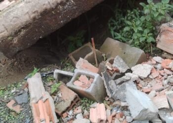 Muro de contenção avaliado como seguro pela Defesa Civil desaba em Niterói e moradores são deslocados