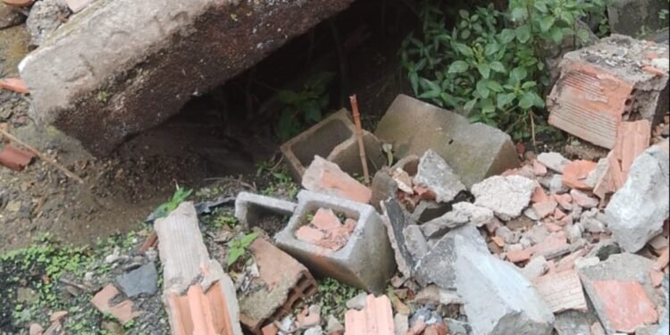 Muro de contenção avaliado como seguro pela Defesa Civil desaba em Niterói e moradores são deslocados