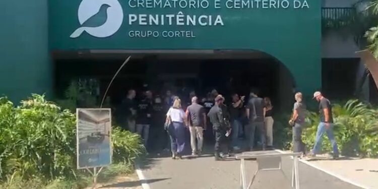 Corpo do policial civil morto no Maracanã é enterrado no Rio