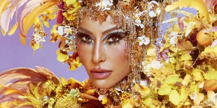 Sabrina Sato usa look de ‘onça florida’ no ensaio de rua da Vila