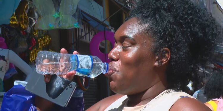 Noites na varanda, ficar na rua e até dormir na laje: dificuldades que a população tem enfrentado com o calor no RJ