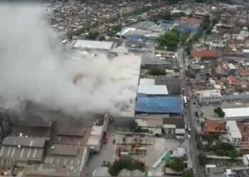 Incêndio atingiu galpão de fábrica de vidros no Jacaré, na Zona Norte do Rio