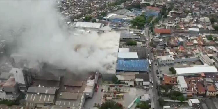 Incêndio atingiu galpão de fábrica de vidros no Jacaré, na Zona Norte do Rio