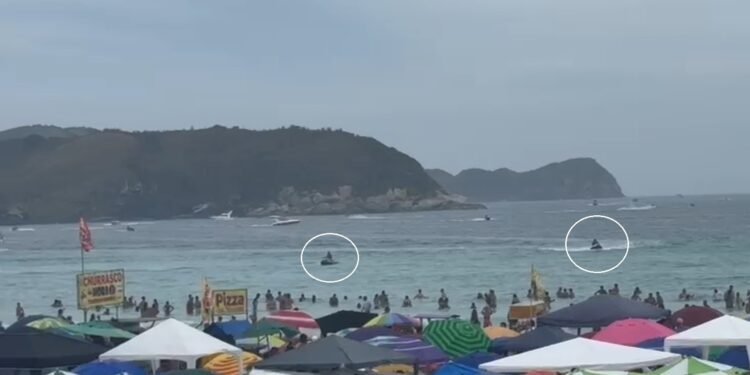 Motos aquáticas invadem área de banhistas na praia lotada em Cabo Frio